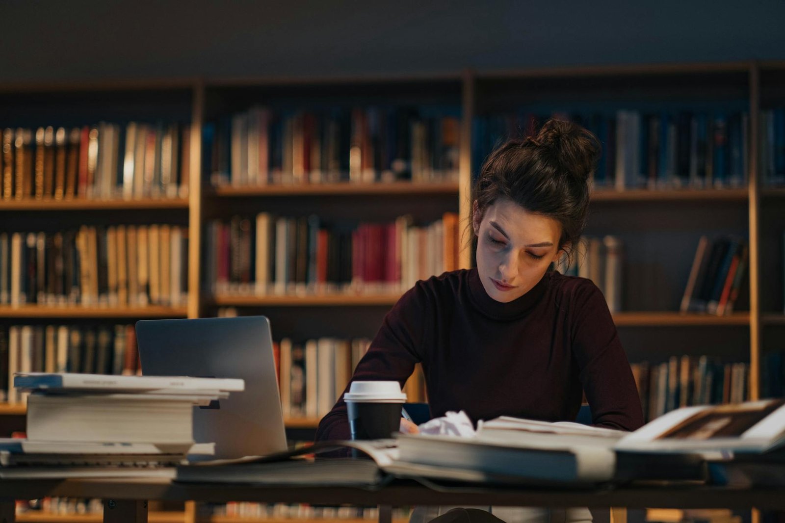 woman with a laptop reading